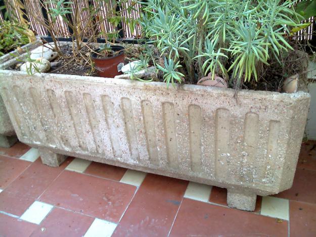 Jardineras de hormigón y piedra