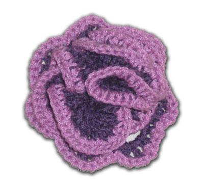 Broche 'Rosa violeta' de ganchillo