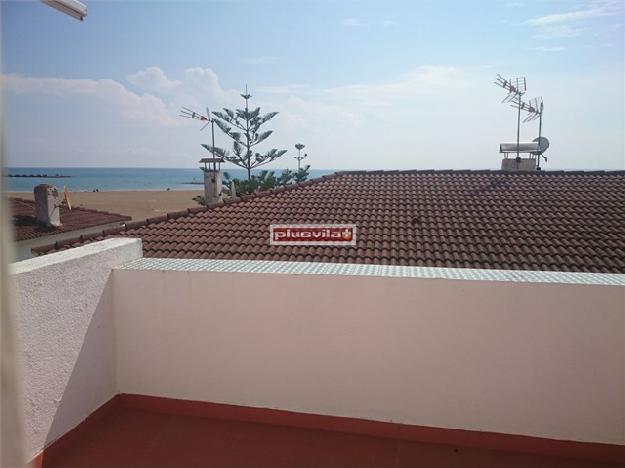 Casa en Cunit, salida directa a la playa, muy amplia, amueblada, Terraza.