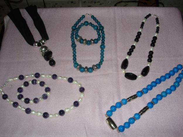 Collares y pulseras en piedras naturales