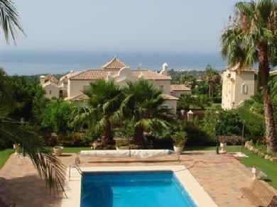 Chalet con 4 dormitorios se vende en Marbella, Costa del Sol
