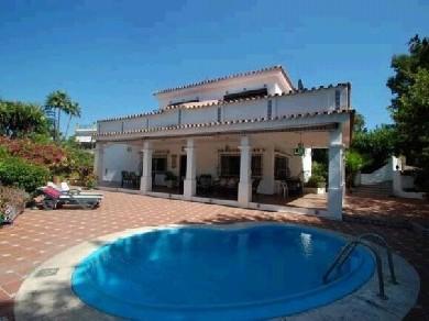 Chalet con 5 dormitorios se vende en Marbella, Costa del Sol