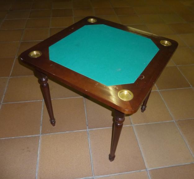 VENDO MESA DE JUEGO CON 4 SILLONES