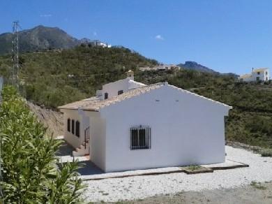 Chalet con 4 dormitorios se vende en Canillas De Aceituno, Axarquia