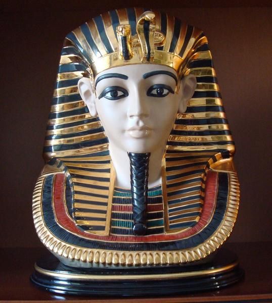 Faraon Tutankhamon, obra en porcelana y oro, Nadal