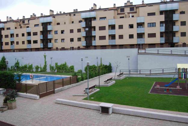 SE VENDE PISO DE 92M2, AMUEBLADO, CON GAJARE Y TRASTERO.- A ESTRENAR-