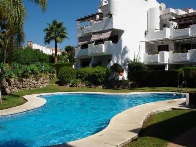 Apartamento con 2 dormitorios se vende en Estepona, Costa del Sol