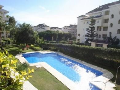 Apartamento con 2 dormitorios se vende en Marbella, Costa del Sol