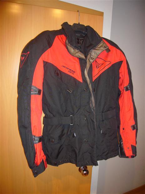 Chaqueta de cordura Dainese con forro gore-tex. Negra y roja.