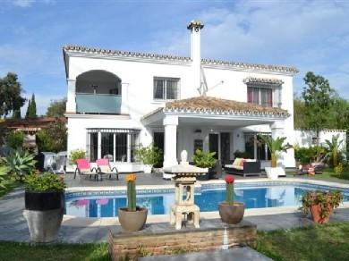 Chalet con 4 dormitorios se vende en Marbella, Costa del Sol