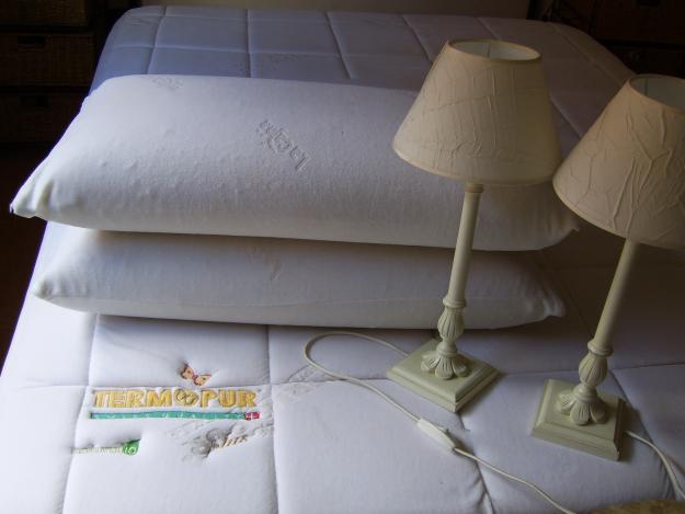 COLCHON  VISCOLASTICO MARCA TERMOPUR PLUS NATURALIA, dos almohadas y dos lamparitas de reg