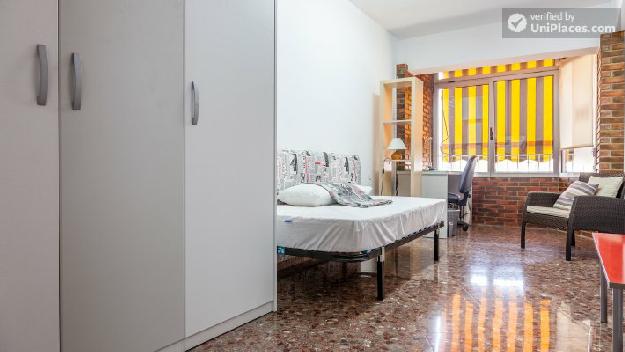 Elegant 2-bedroom apartment in student-heavy Benimaclet