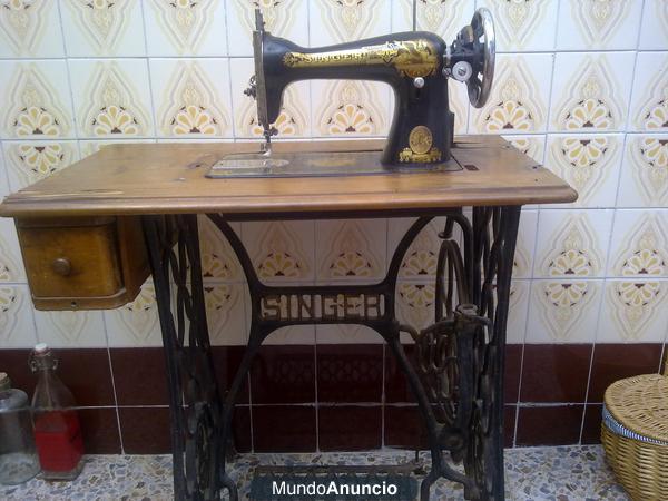 máquina de coser Singer  mas de 100 años de antigüedad preciosa y en perfecto estado,una reliquia