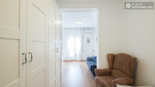 Rooms available - Nice 3-bedroom apartment in the Cuatro Caminos neighbourhood