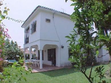 Chalet con 4 dormitorios se vende en Marbella, Costa del Sol