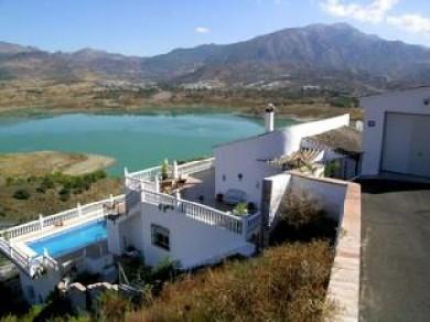 Chalet con 5 dormitorios se vende en Vinuela, Axarquia