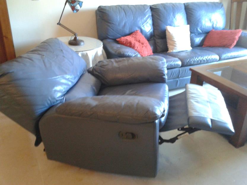 Se vende sillón relax en piel azul