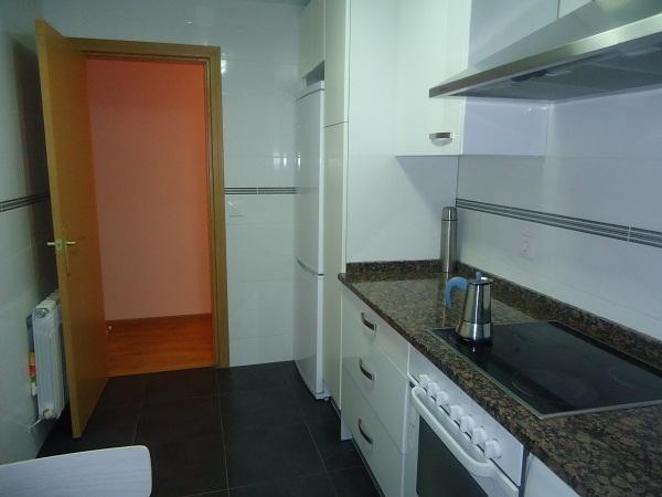 confortable habitación con baño privado en piso céntrico.