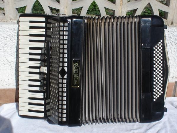 Acordeon Sonora en buen estado 70