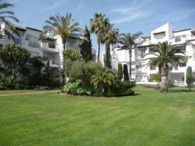 Apartamento con 2 dormitorios se vende en Estepona, Costa del Sol