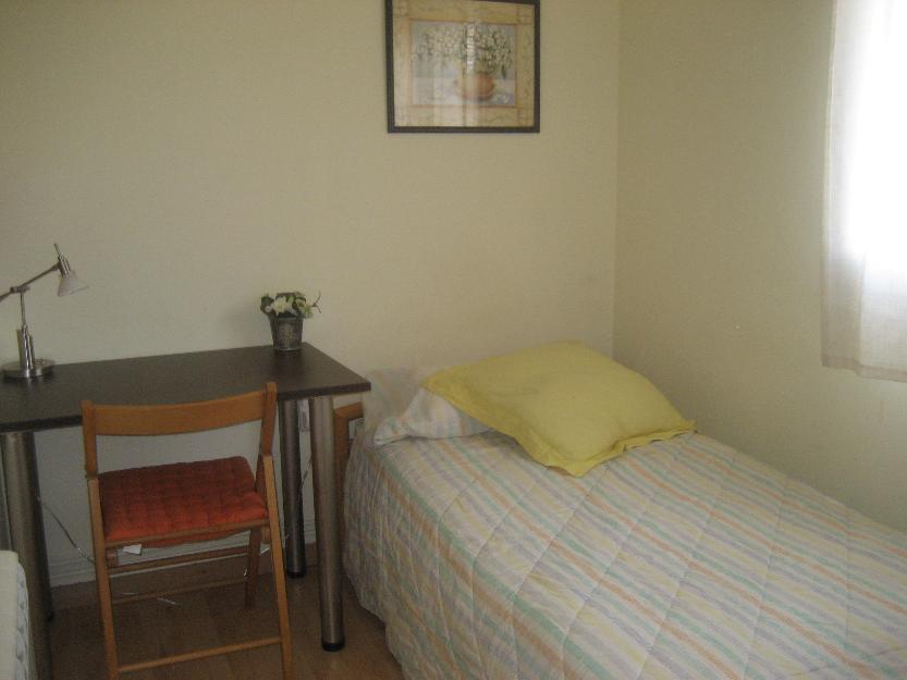 Habitación exterior, equipada con TV privada, wifi, mesa de trabajo. Muy soleada y luminos