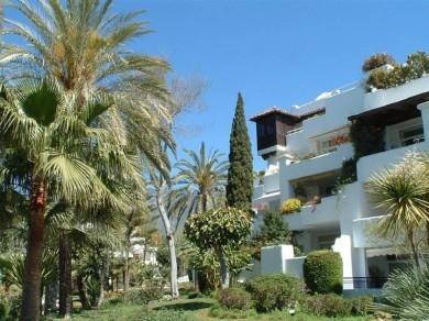 Apartamento con 3 dormitorios se vende en Marbella, Costa del Sol