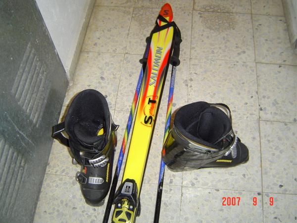 tablas esquí, botas y bastones
