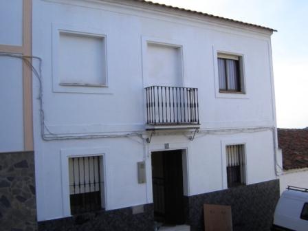 Gran casa amueblada con patio en la sierra