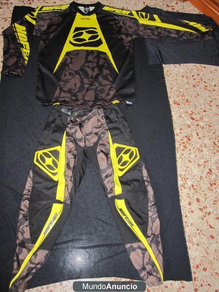 Vendo conjunto de motocross-pantalon-camiseta negro y amarillo