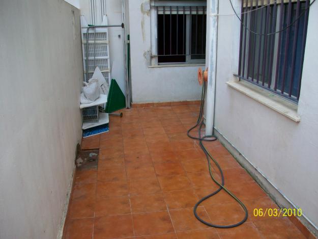 Se vende planta baja reformada de 98 m2. con 3 habitaciones y cerca de todos los servicios