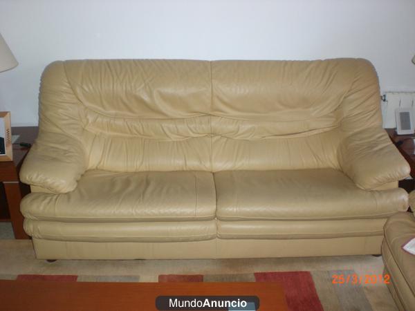 SE VENDE SOFA DE 3 PLAZAS+DOS INDIVIDUALES DE PIEL.COLOR BEIGE