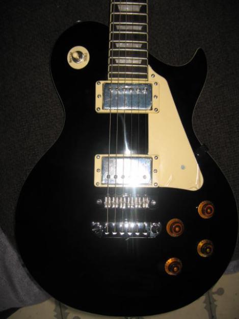 Guitarra electrica Aria tipo Les Paul negra con estuche rigido nueva