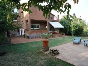 Habitacion doble en gran casa con jardin y piscina privados