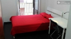 Rooms available - Bright 7-bedroom apartment in cool La Latina - mejor precio | unprecio.es