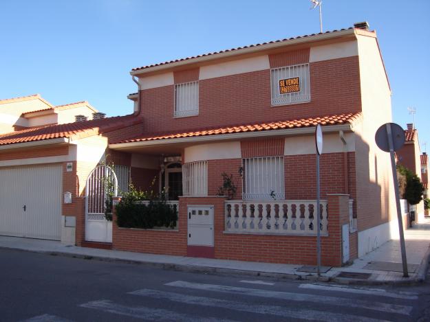 CAMBIO o VENDO CHALET PAREADO EN SESEÑA NUEVO, AL SUR DE MADRID, POR CHALET EN GRANADA