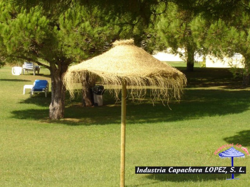 Sombrillas de esparto para jardines y piscinas