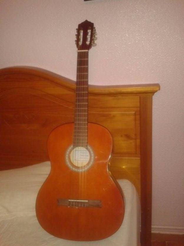 Vendo guitarra española sin usar +funda por 50 euros