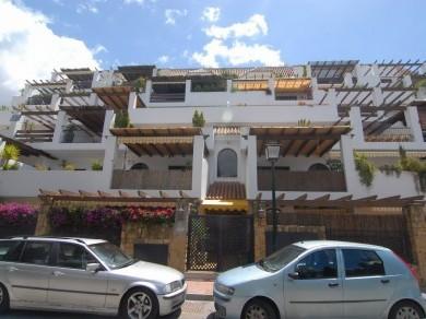 Adosado con 3 dormitorios se vende en Marbella, Costa del Sol