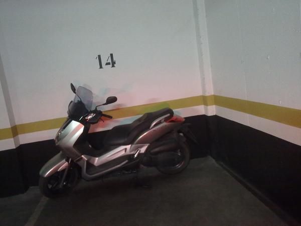 VENDO YAMAHA X-MAX 125. SOLO 3.000 KM.