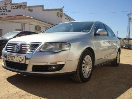 VOLKSWAGEN PASSAT 2.0TDI HIGHLINE DSG - Badajoz