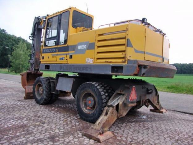 COMPRO MAQUINARIA PESADA A  MEDIO USO   EXCAVADORA  VOLVO EW200 AÑO 1980