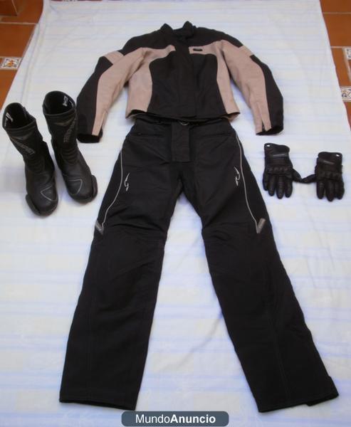 Chaqueta, pantalón, botas y guantes de moto para chica