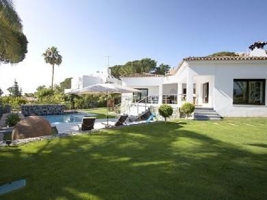 Chalet con 5 dormitorios se vende en Marbella, Costa del Sol