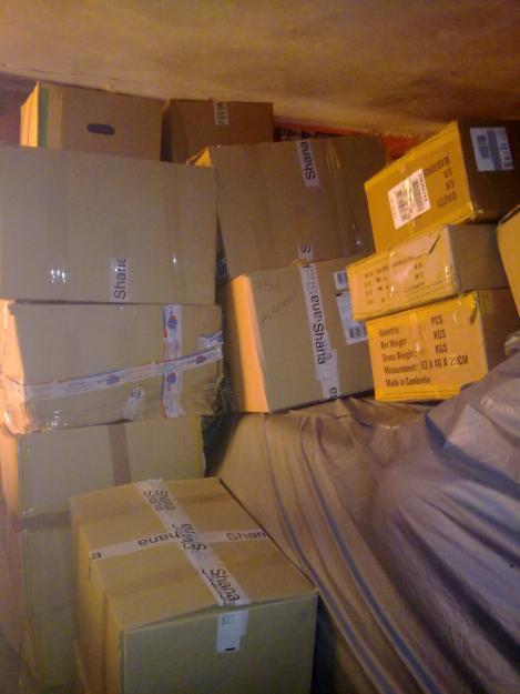 70 cajas de ropa