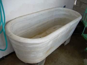 VENDO BAÑERA DE MARMOL DE UNA SOLA PIEZA DEL SIGLO XIX