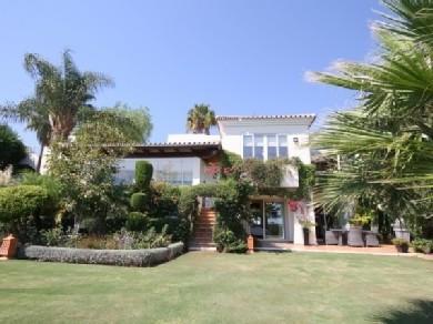 Chalet con 4 dormitorios se vende en Benahavis, Costa del Sol