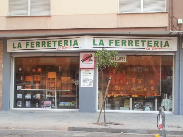 Se traspasa ferreteria