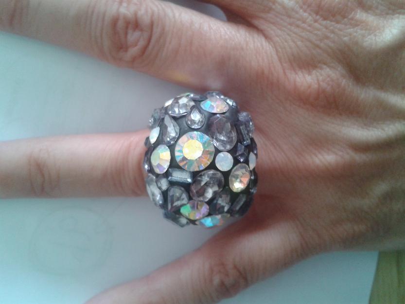 Anillo negro con piedras