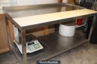 Vendo Mesa de acero inoxidable, con plataforma baja y bancada de mármol. - mejor precio | unprecio.es