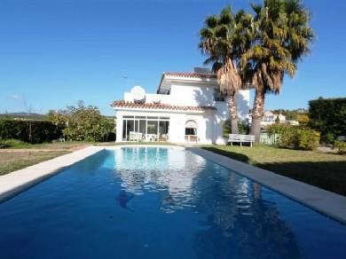 Chalet con 5 dormitorios se vende en Estepona, Costa del Sol